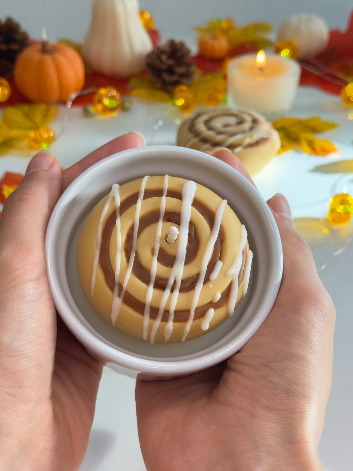Cinnamon roll scented candle