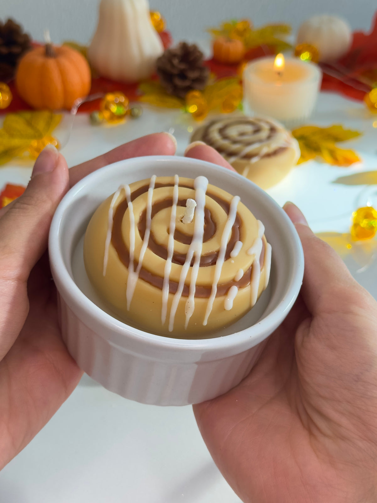 Cinnamon roll scented candle
